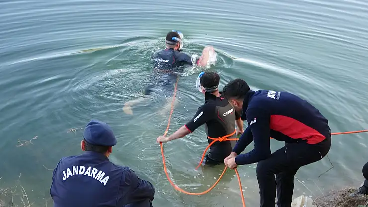 Otomobil gölete düştü ekiplerin çalışmaları sürüyor