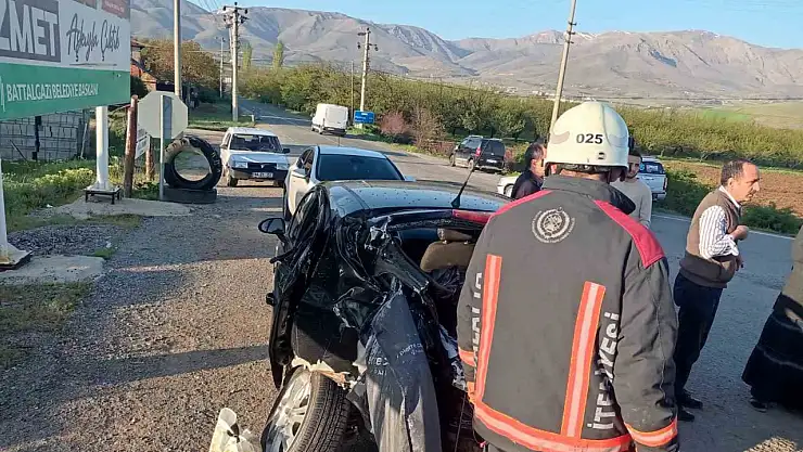 Otomobil ile çarpışan otobüs şarampole devrildi: 22 yaralı