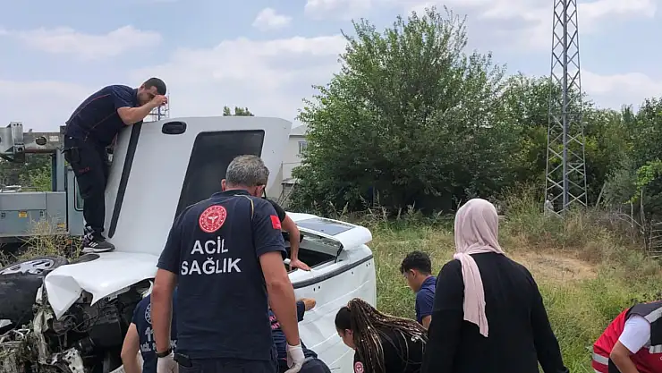 Otomobil ile hafif ticari araç çarpıştı: Ölü ve yaralı var