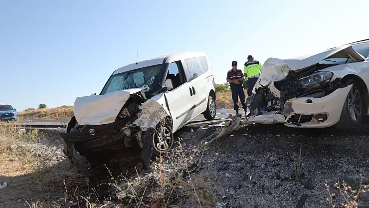Otomobil ile hafif ticari araç çarpıştı: 14 kişi yaralandı