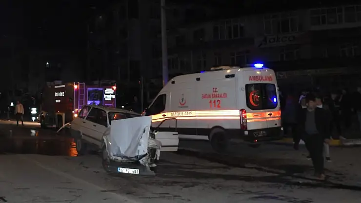 Otomobil ile minibüs çarpıştı 6 kişi yaralandı