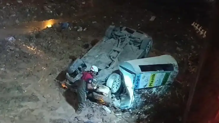 Otomobil inşaat çukuruna yuvarlandı