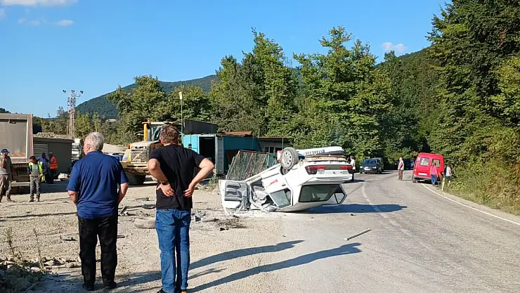 Otomobil kamyona çarpıp takla attı