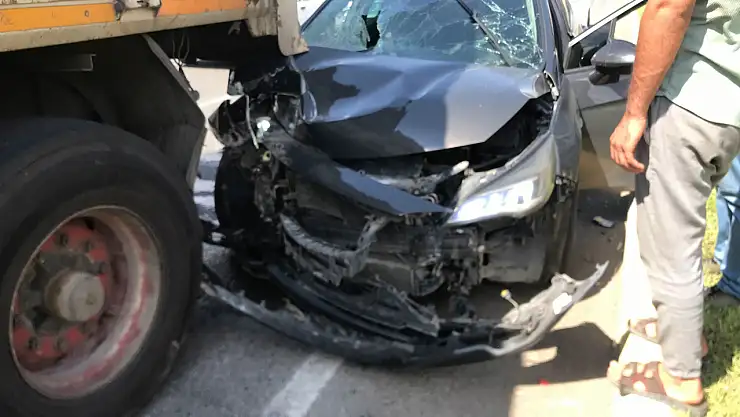 Otomobil kamyonun altına girdi