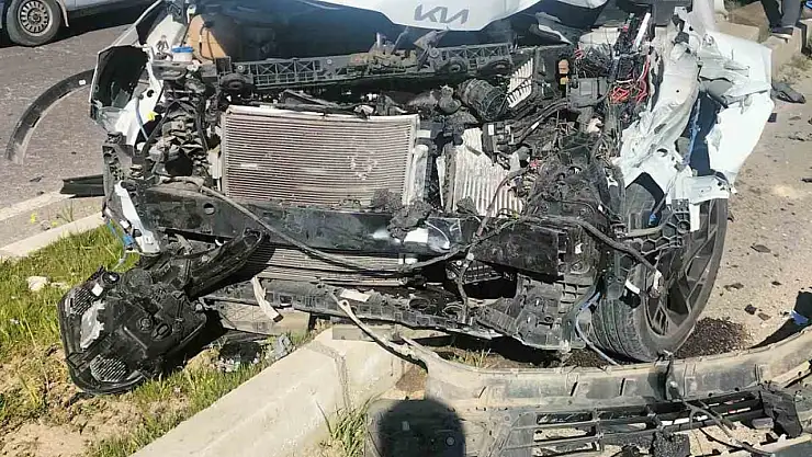 Otomobil minibüse çarptı