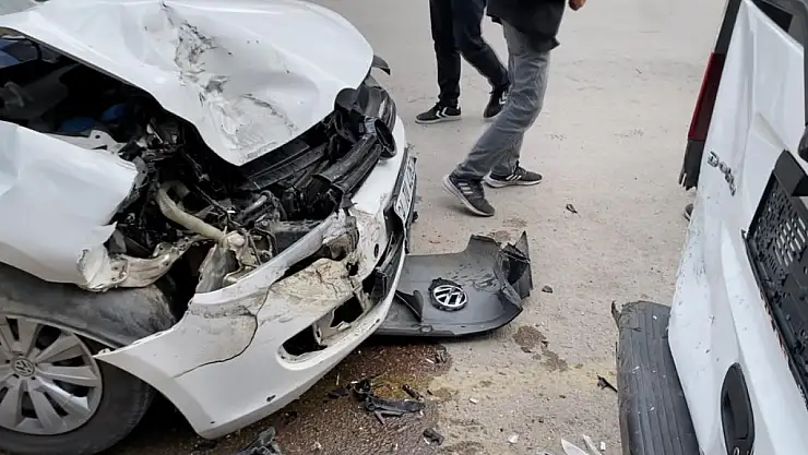 Otomobil park halindeki araçlara çarptı