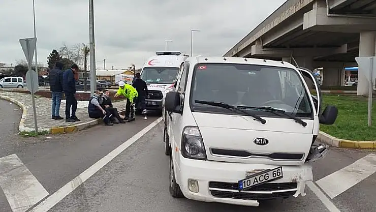 Otomobil park halindeki kamyonete çarptı: 3 kişi yaralandı