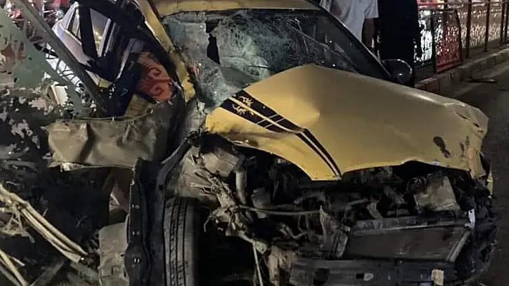 Otomobil refüjdeki bariyerlere çarptı: 1 yaralı