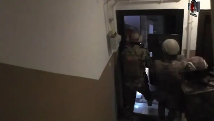 Otomobil silah deposu oldu