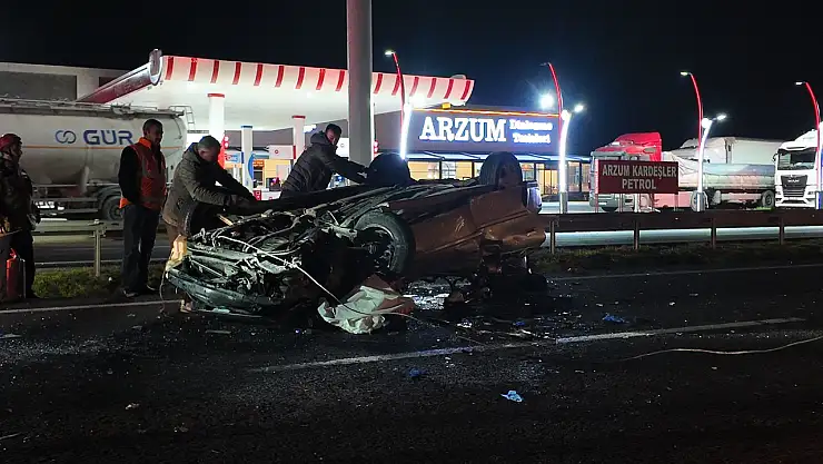 Otomobil TIR'a çarptı: Bir ölü, üç yaralı