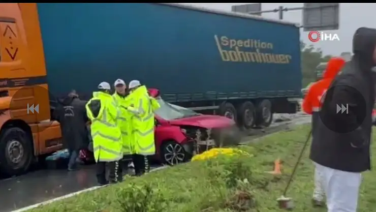 Otomobil TIR dorsesinin altında kaldı: 3 kişi hayatını kaybetti!