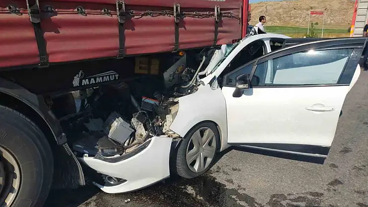 Otomobil tıra çarptı: 6 yaralı