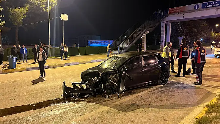 Otomobil üst geçide girdi: 1 yaralı