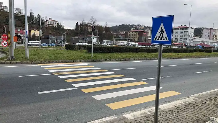 Otomobil yayalara çarptı: 1 ölü 3 kişi yaralı!