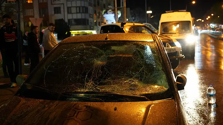 Otomobilin çarptığı 3 yaya yaralandı!