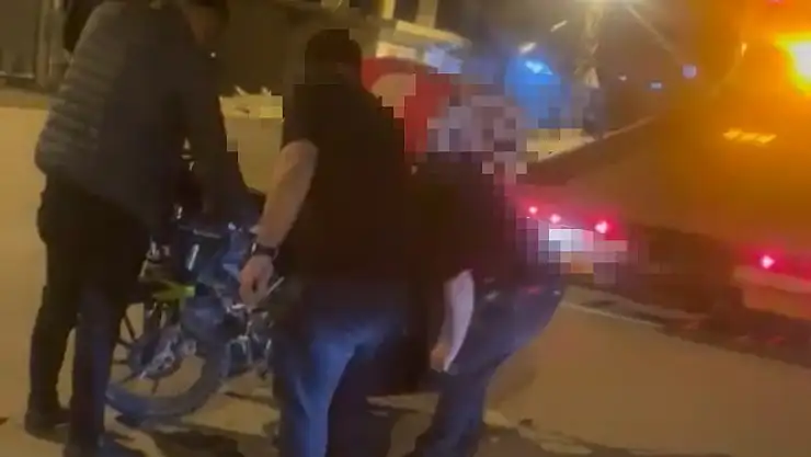 Otomobille çarpışan motosikletli kurye yaralandı