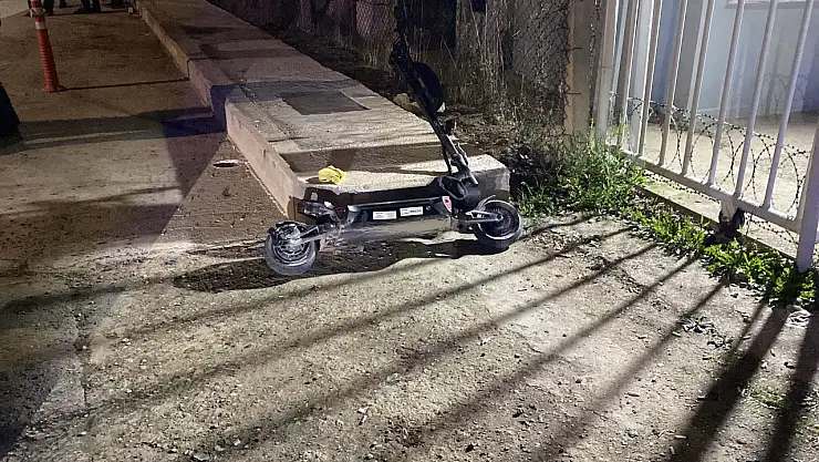 Otomobille çarpışan scooter devrildi: Başını çarpan sürücü ağır yaralandı
