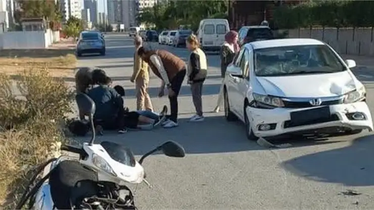 Otomobille elektrikli bisiklet çarpıştı: 3 kişi yaralandı