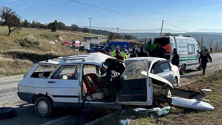 Otomobillerinin hurdaya döndüğü kazada yaşlı çift hayatını kaybetti
