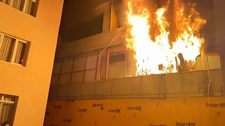 Otoparkta çıkan yangına farklı ilçelerden yardım geldi