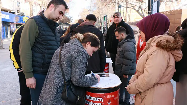 Özdağ için Konya'da imza kampanyası düzenlendi