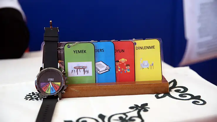Özel bireylerin günlük hayatını kolaylaştıracak saat tasarlandı