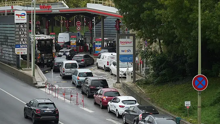 Paris'te benzin sıkıntısı yaşanıyor