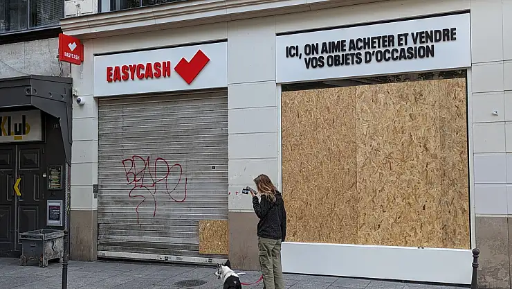 Paris'te Seçim Öncesi Mağaza Güvenliği Artırıldı: Vitrinler Tahta Plakalarla Kapatıldı