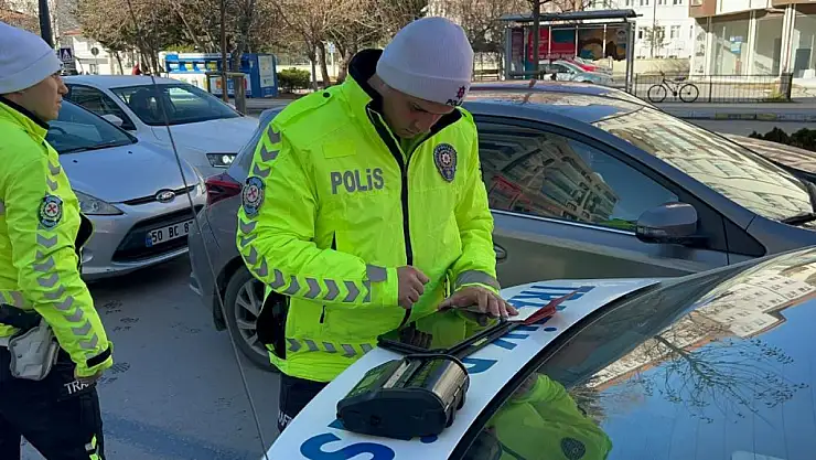 Park halinde ki otomobile çarpıp kaçtı