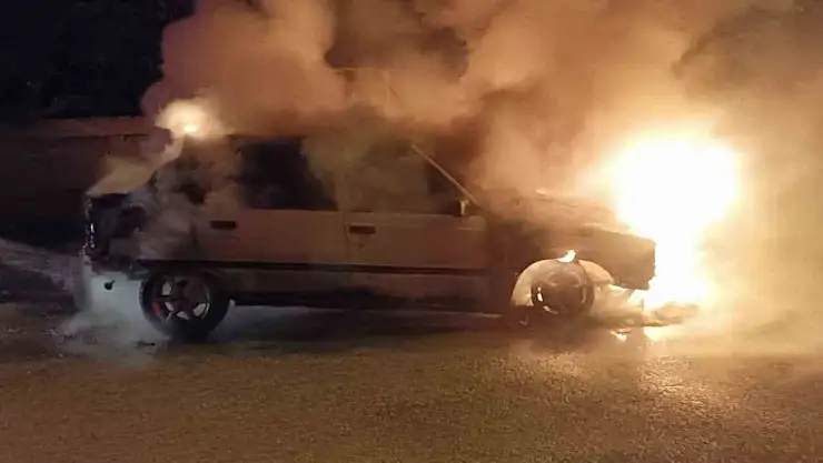 Park halindeki otomobil yanarak küle döndü