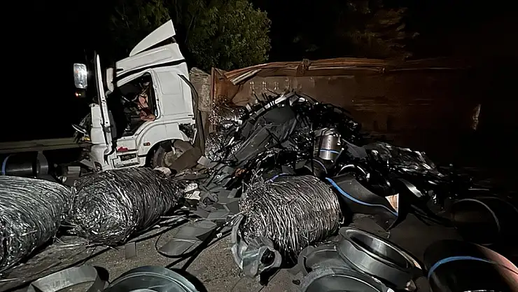 Park halindeki tıra başka bir tır çarptı: 2 ölü 1 yaralı