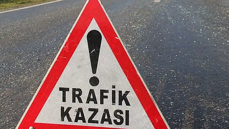 Park halindeki tıra otomobil çarptı: 5 kişi yaralandı