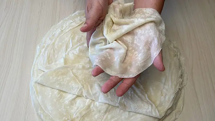 Perde gibi yufka açma yöntemi Havaya kaldırdığınızda karşısı gözüküyor