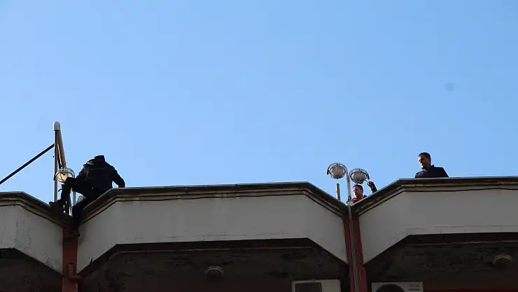 Polis şahsı ikna ederek indirdi