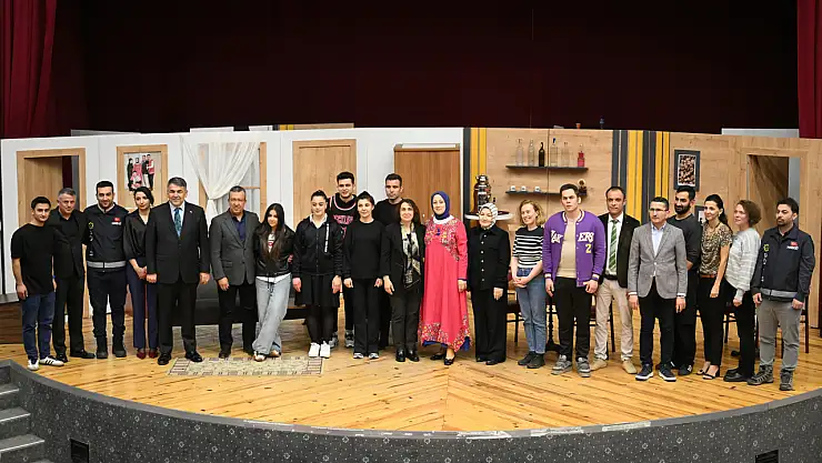 Polislerin rol aldığı tiyatro oyunu izleyenleri etkiledi