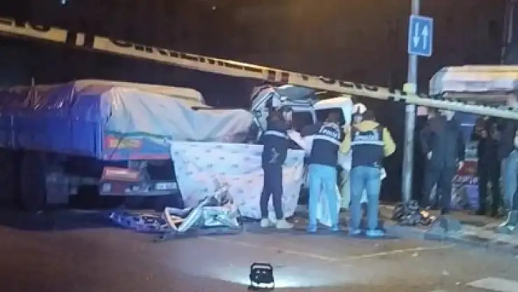Polisten kaçarken TIR'a çarptı: 1 ölü!