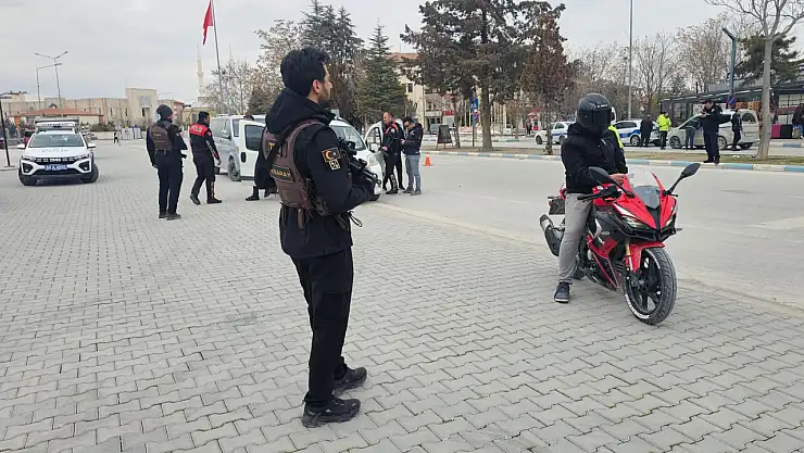 polisten uzun namlulu silahlarla 'şok' uygulama