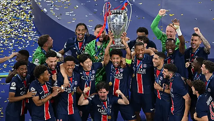 PSG Tarihi Zaferle Şampiyonlar Ligi Kupasını kaldırdı