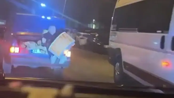 Ramazan davulcusu otomobilin bagajında davul çaldı