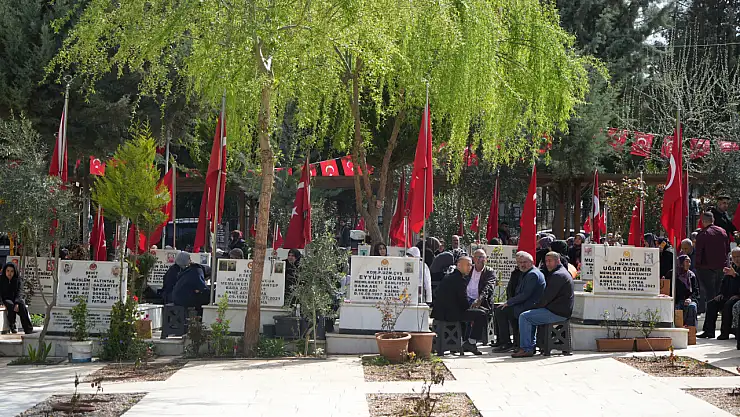 Ramazan'ın son gününde mezarlıklarda duygusal ziyaretler