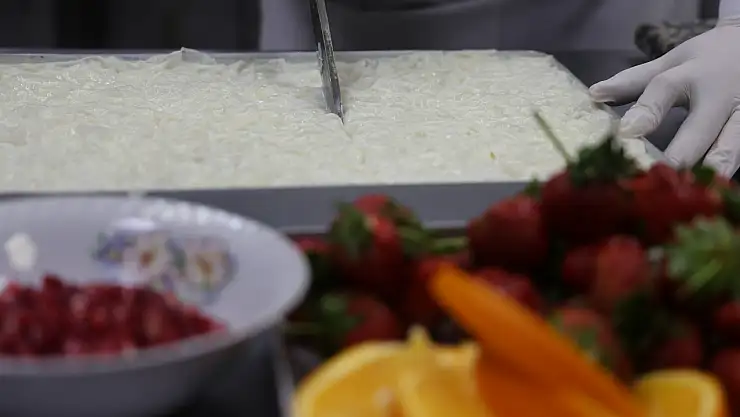 Ramazan sofralarının en renkli tatlısı: Güllaç