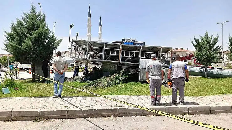 Reklam panosunun altında kalarak hayatını kaybetti