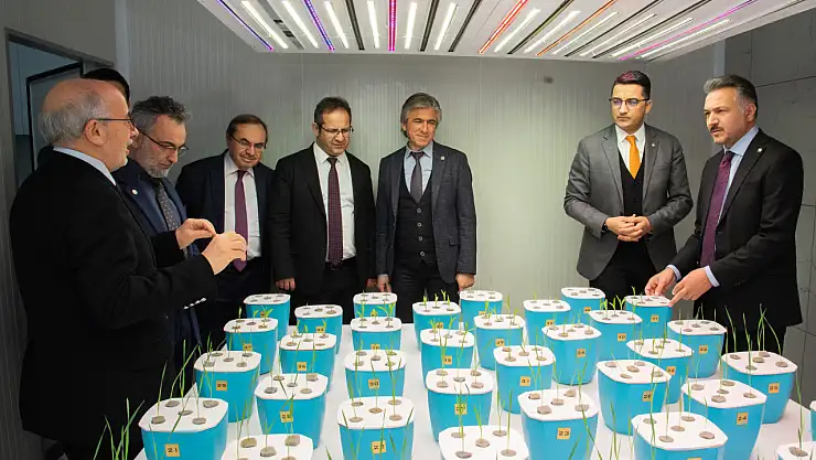 Rektör Aksoy, Ziraat Fakültesi laboratuvarlarını ziyaret etti