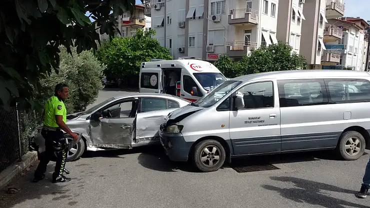 Resmi araç ile otomobil çarpıştı
