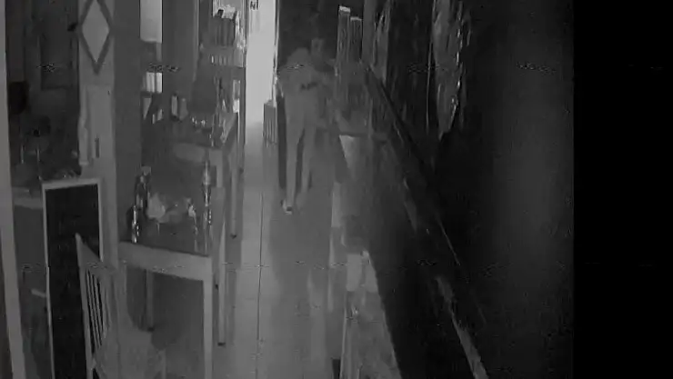 Restorana giren hırsız yaptığı hareketle 'pes' dedirtti