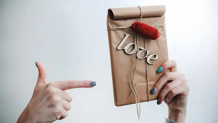 Romantik hediye mi, samimi ve eğlenceli hediye mi?