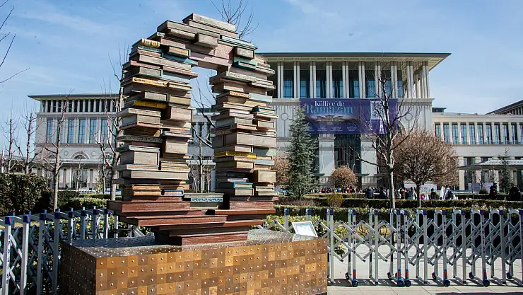 S.Ü.,  Külliye 'de ziyaretçilerini ağırlıyor