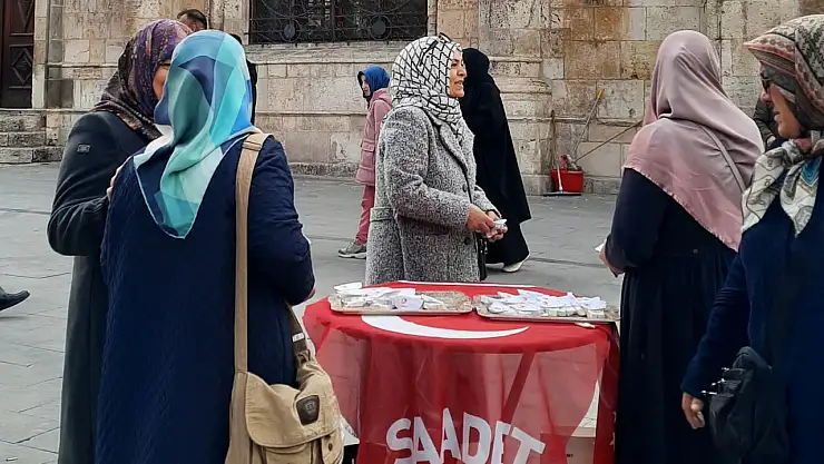 Saadetli kadınlardan lokum ikramı