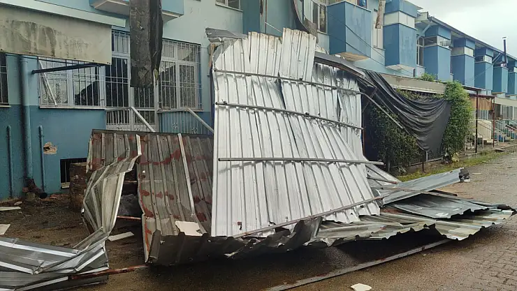 Sağanak ve fırtına hayatı olumsuz etkiliyor