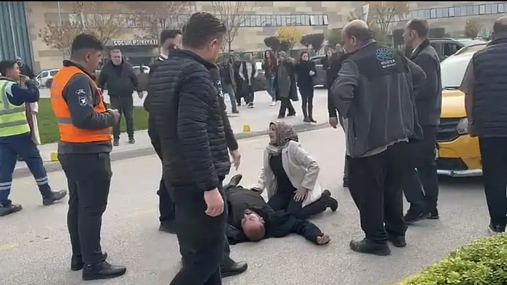 Sağlık kontrolü için gittiği hastanenin önünde araba çarptı